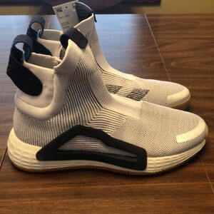 ADIDAS NEXT LEVEL SIZE 8 1/2  COLOR OFF WHITE GUM